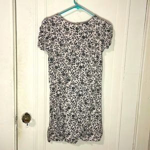 Loft black and white floral shift dress, size 6, runs big. Linen, like new